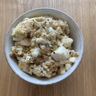 豆腐と卵と鰹節の黒すりごま炒め丼